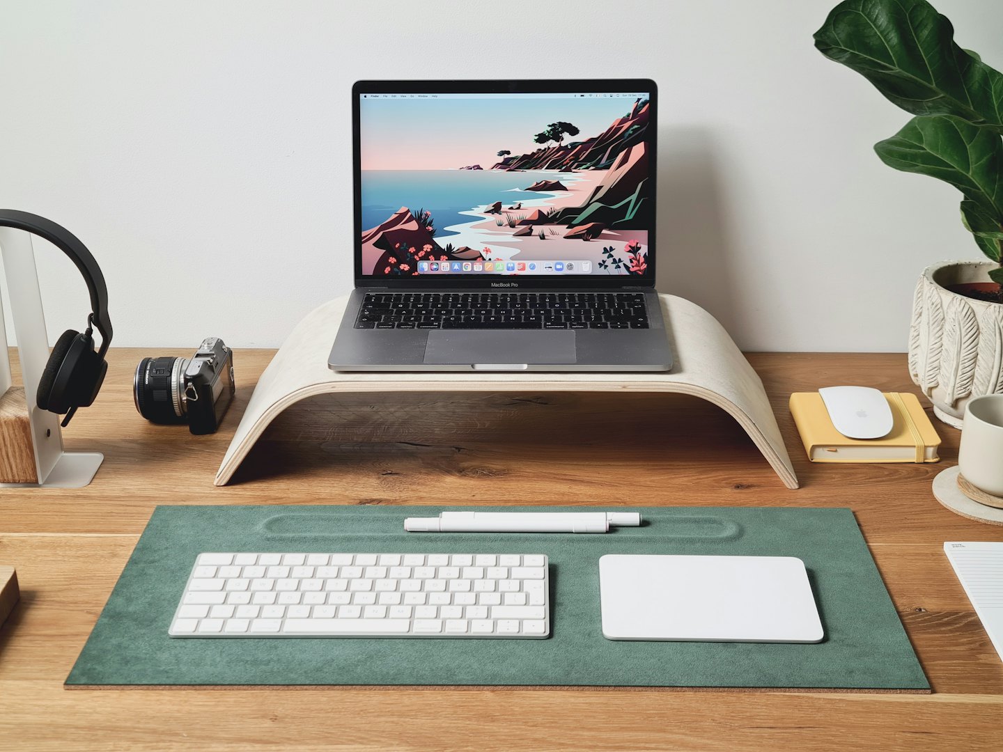 Pengaturan meja modern menampilkan laptop dan aksesori kantor.